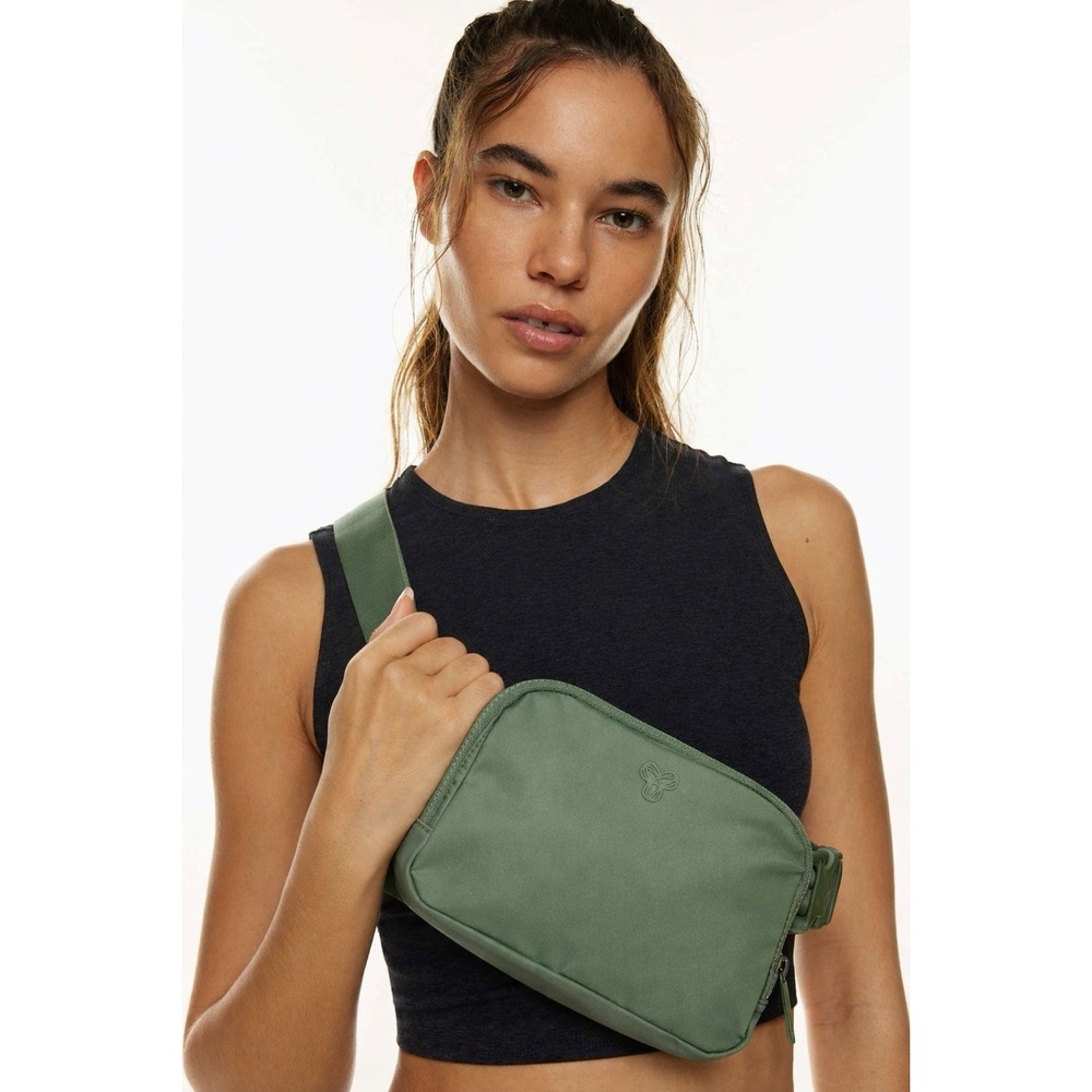 Aritzia TnAction On-The-Way Exposed Belt Bag Green NWOT WaterRepellent Crossbody